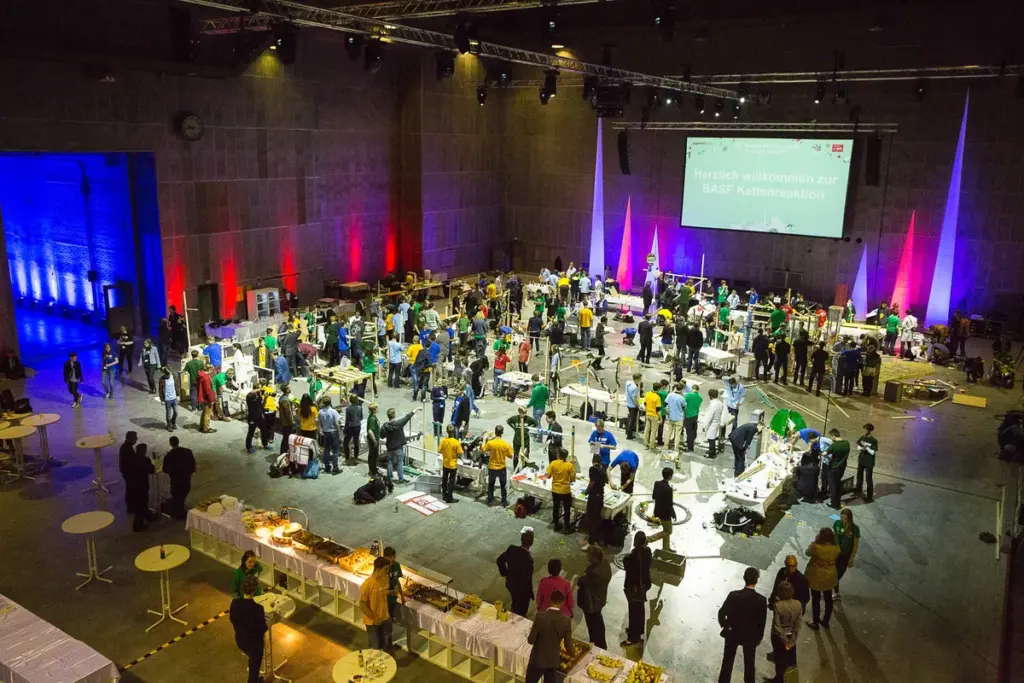 BASF-Kettenreaktion von ZUSAMMENSPIEL – Großgruppen-Teamevent in der Eventhalle