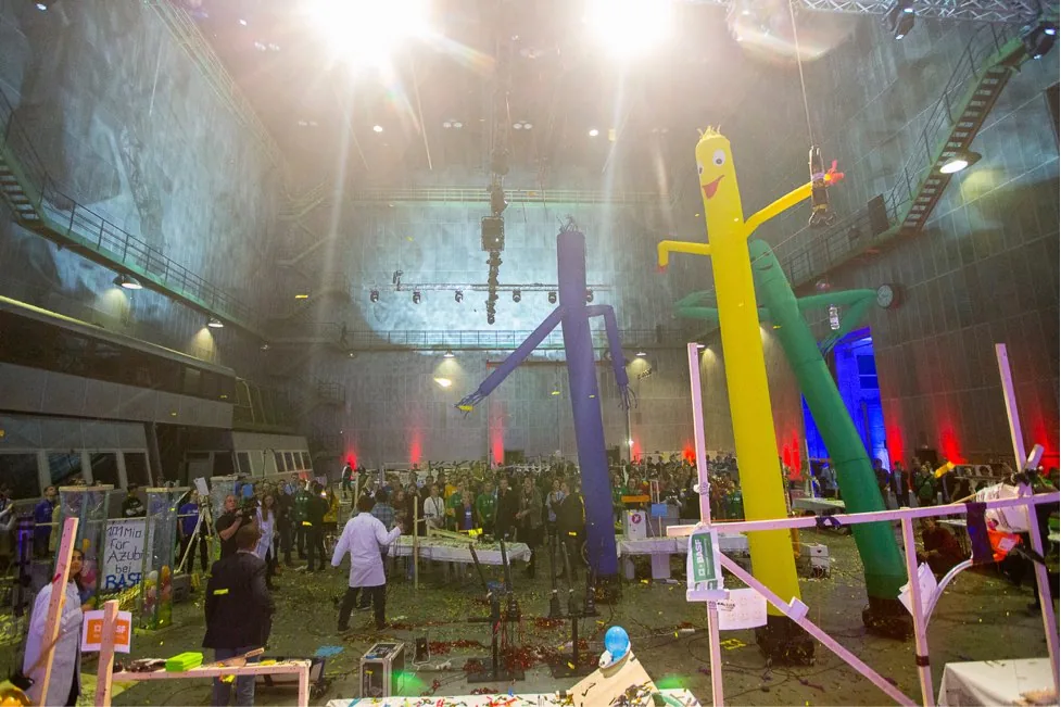 Große Kettenreaktion in der Eventhalle mit Airdancer – Teambuilding Frankfurt
