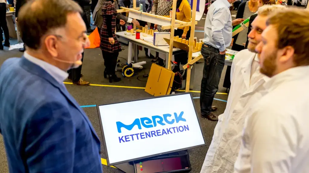 Merck-Team baut die XXL-Kettenreaktion beim ZUSAMMENSPIEL-Teamevent in Frankfurt