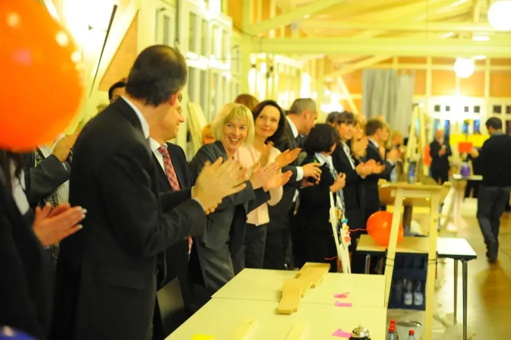 Team applaudiert an der Kettenreaktions-Rampe beim Teamevent in Frankfurt